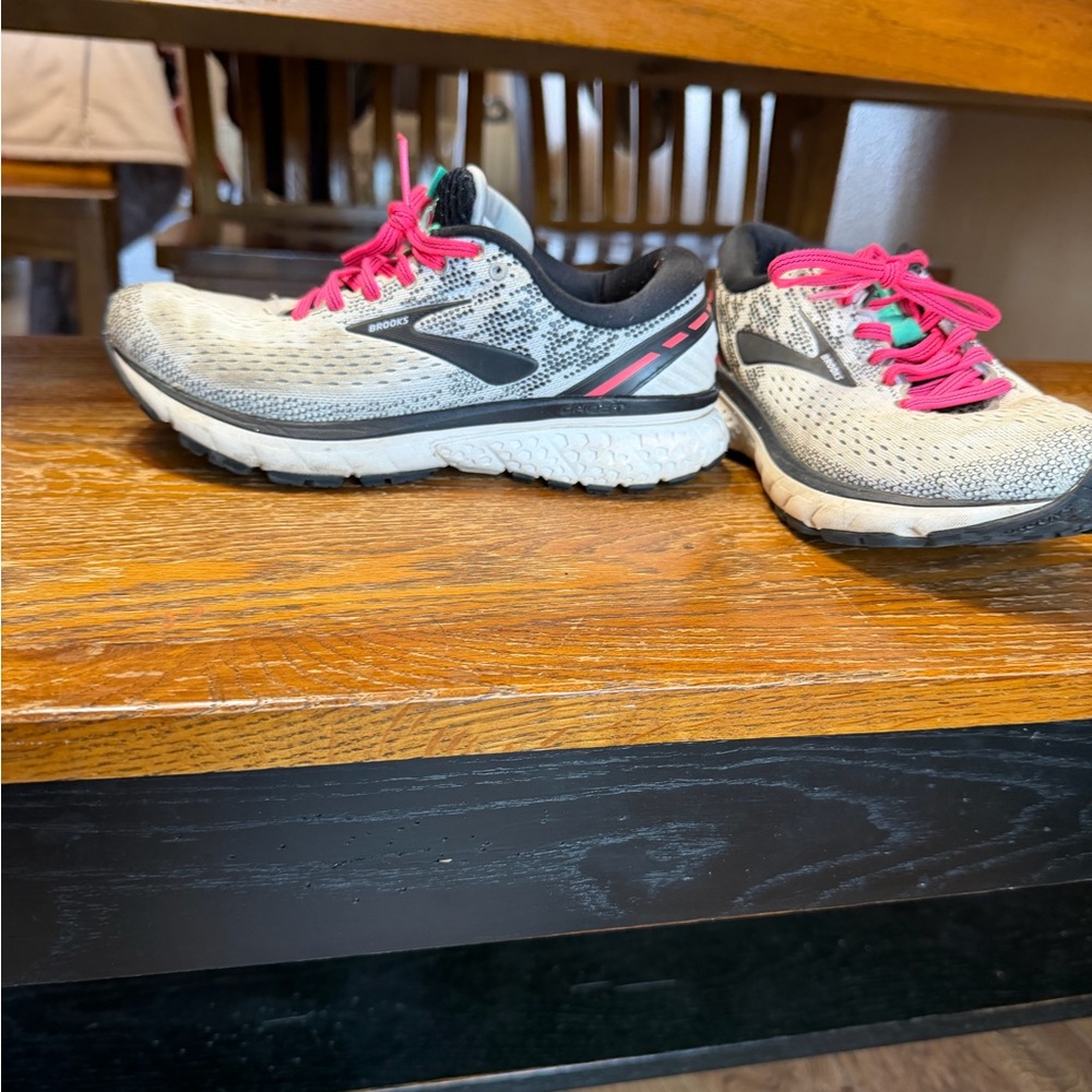 Brooks Women's Sneakers in Gray and Pink